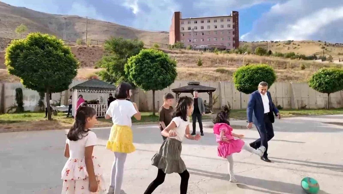 Bitlis Valisi Erol Karaömeroğlu Çocuk Evleri Sitesindeki Çocukları Ziyaret Etti